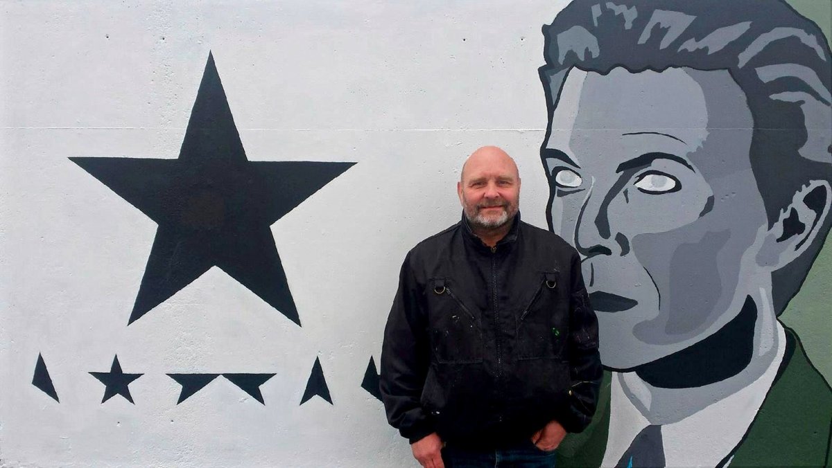 Björn við Bowie-vegginn góða. Mynd aðsend.